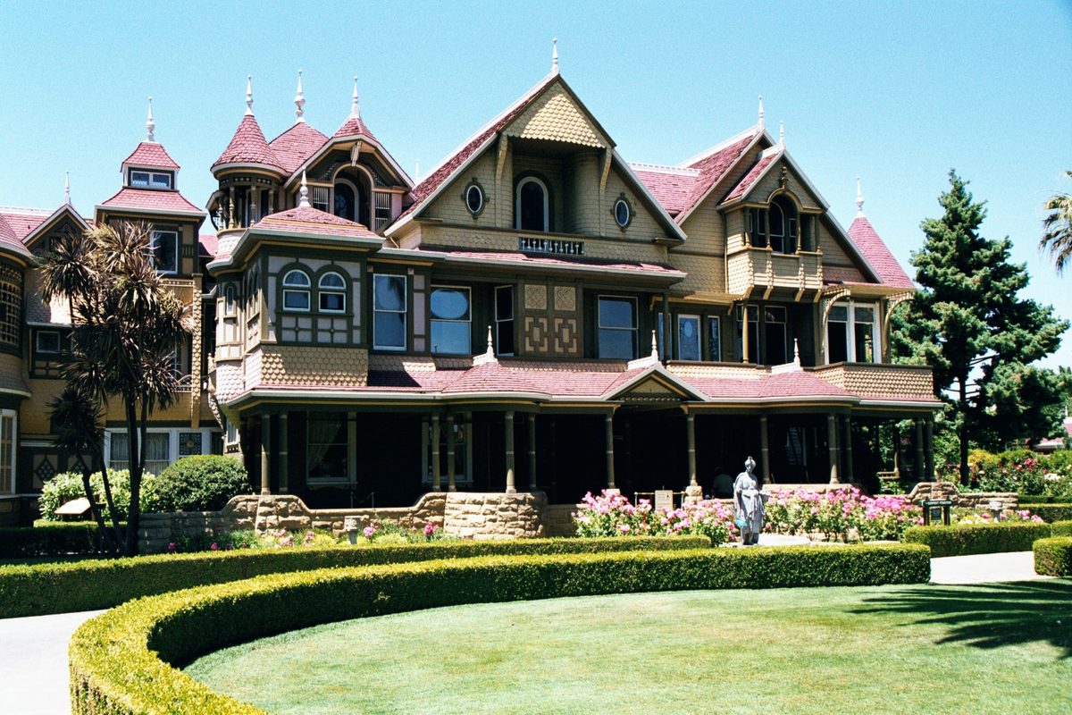 Front view of the Winchester Mystery House