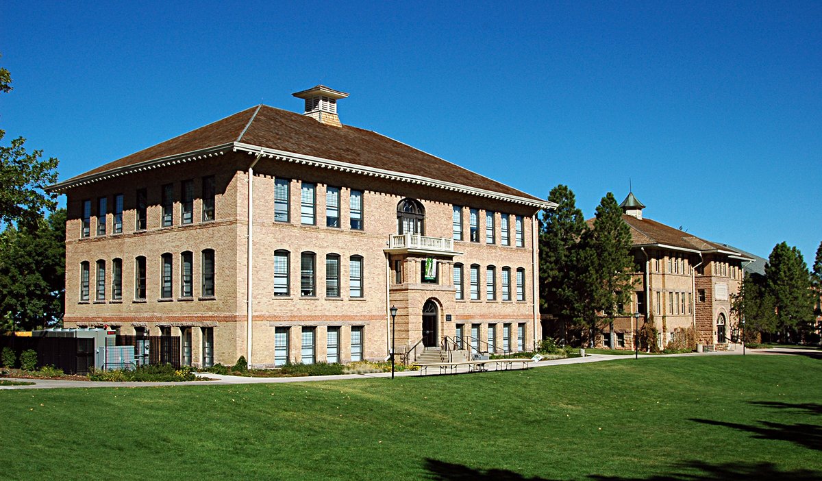Braithwaite building on the left and Old Main on the right at Southern Utah University