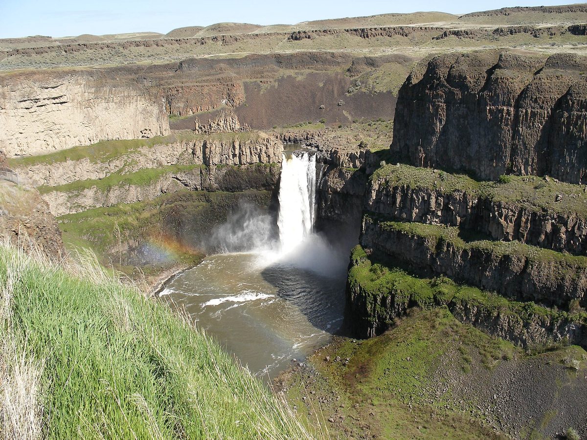 Palouse Falls plunging into a round pool in a basalt canyon, seen from the park viewpoint